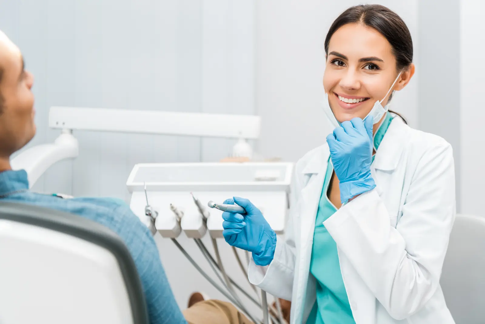 Medic stomatolog lângă unitul dentar, în cabinet